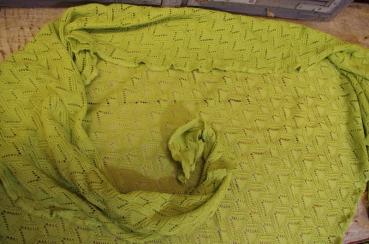 Preview: Dreiecktuch Susi Linde von Invero, Frühlingsgrün, Merinowolle